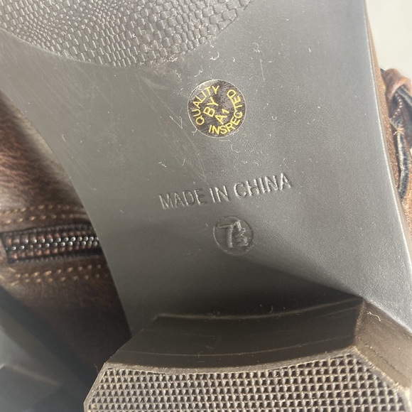 A.n.a brown ankle bootie faux leather Strappy buckle 7.5 zip up fall boots 7 1/2 - Picture 8 of 11